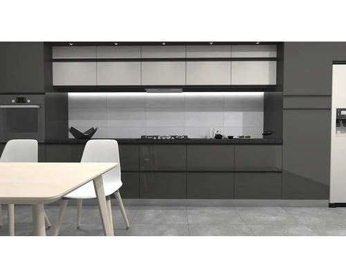 Modernt kök med inbyggda skåp, bord och stolar