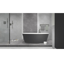 Modernt badrum med fristående badkar, dusch och handdukstork