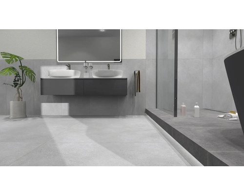 Modernt badrum med tvättställ, spegel, dusch och badkar.