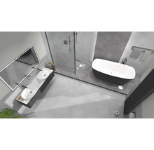 Ljust badrum med dubbla handfat, badkar och dusch