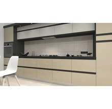 Modernt kök med inbyggda skåp, spis och arbetsyta