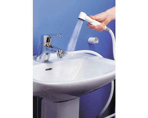 Bidéblandare med handdusch på ett handfat med vattenstråle