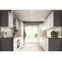 Ljust kök med inbyggda skåp, apparater och bänkskivor