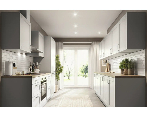 Ljust kök med inbyggda skåp, apparater och bänkskivor