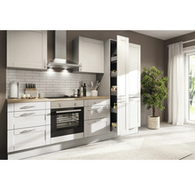 Ljust kök med vita skåp, fläkt och hyllor.