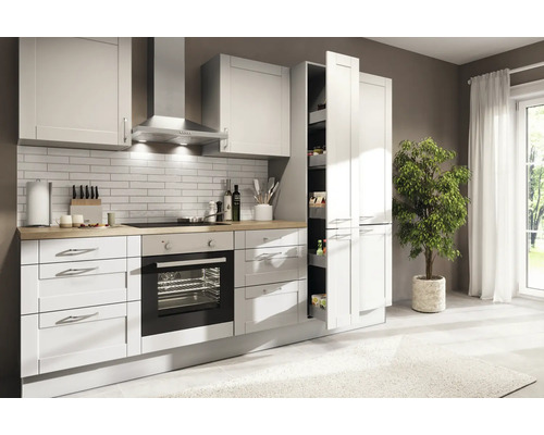 Ljust kök med vita skåp, fläkt och hyllor.