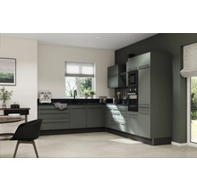 Modernt kök med grå skåp, svart bänkskiva och rostfria handtag.