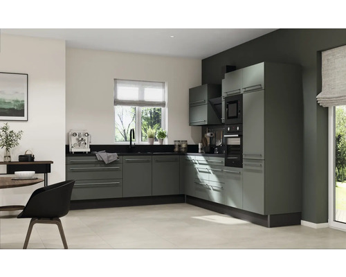 Modernt kök med grå skåp, svart bänkskiva och rostfria handtag.