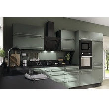 Modernt kök med köksskåp, fläkt, mikrovågsugn och ugn.