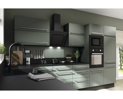 Modernt kök med köksskåp, fläkt, mikrovågsugn och ugn.