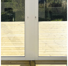 Vit dubbel altandörr med glasrutor och utsikt över en altan av ljusa träplankor.