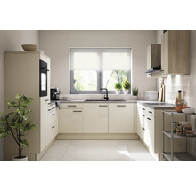 Ljust kök med moderna skåp, bänkskiva, diskho och fönster