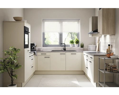 Ljust kök med moderna skåp, bänkskiva, diskho och fönster