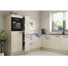 Ljust kök med inbyggnadsugn och utdragsskåp