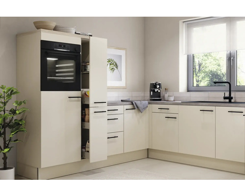 Ljust kök med inbyggnadsugn och utdragsskåp