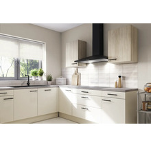 Ljust kök med diskho, fläkt och väggskåp för ett organiserat utrymme.