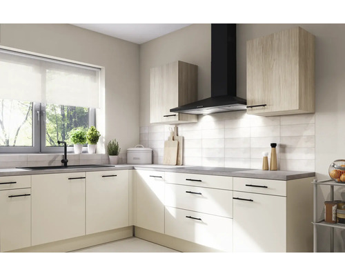 Ljust kök med diskho, fläkt och väggskåp för ett organiserat utrymme.