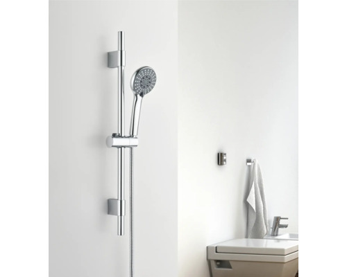 Duschstång med handdusch och ett handfat i badrummet