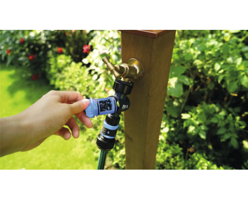 Trädgårdsslang med krananslutning är ansluten till en kran.