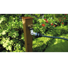 Vattenkran med slanganslutning i trädgården