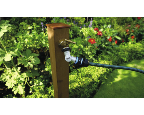 Vattenkran med slanganslutning i trädgården