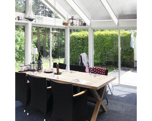 Ljust uterum med matbord och stolar