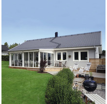 Hus med uteplats, trädgårdsmöbler och grill