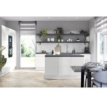 Ljust kök med köksö, hyllor och matbord i ett modernt vardagsrum.