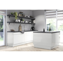 Modernt kök med vita skåp, mörk bänkskiva och hyllor