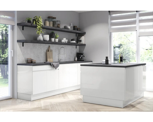 Modernt kök med vita skåp, mörk bänkskiva och hyllor