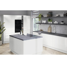 Ljust kök med köksö, inbyggda skåp och hyllor