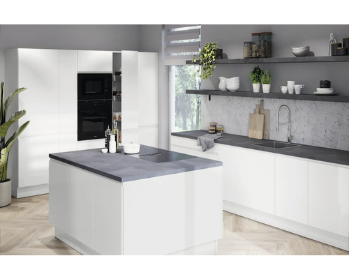 Ljust kök med köksö, inbyggda skåp och hyllor