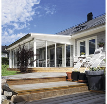 Veranda med glasfront och träterrass vid ett bostadshus