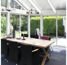 Ljust uterum med matbord och stolar