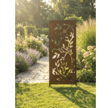 Dekorativt insynsskydd i metall med utskuret trädmotiv i trädgården