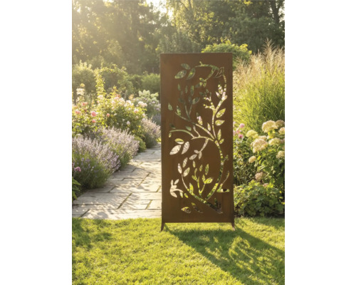 Dekorativt insynsskydd i metall med utskuret trädmotiv i trädgården