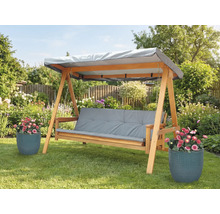 Trägunga med grå dynor och tak i trädgården