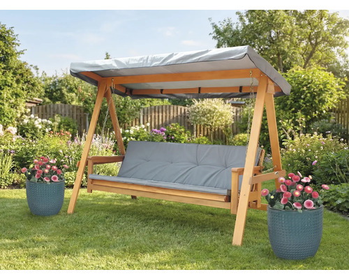 Trägunga med grå dynor och tak i trädgården