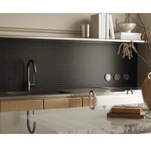 Köksscen med diskho, kran, mosaikplattor och dekorativa element för en modern design