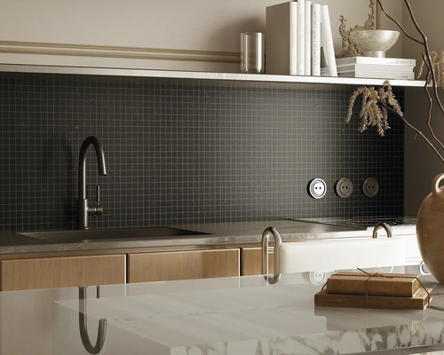 Köksscen med diskho, kran, mosaikplattor och dekorativa element för en modern design