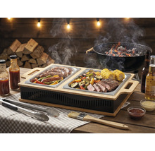 Scen med grill, värmeplatta med grillad mat, såser, drycker och grilltång.