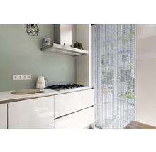 Modernt kök med spishäll, fläkt och pärlgardin