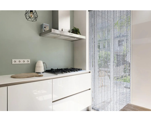 Modernt kök med spishäll, fläkt och pärlgardin