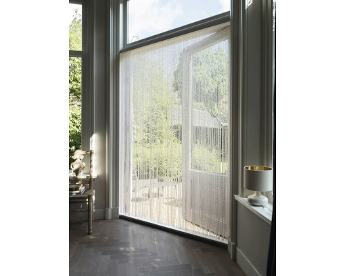 Rumsöversikt med pärlgardin vid en öppen altandörr