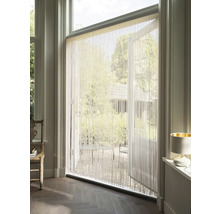 Dekorativ trådgardin framför en altandörr