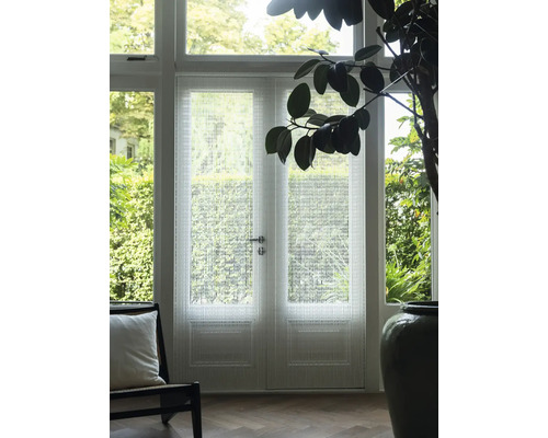 Dubbeldörr med dekorativ film och dagsljusinsläpp i ett vardagsrum.