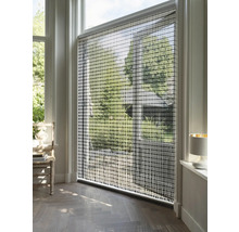 Interiör med fönster och modernt rullgardinssystem för ljusreglering