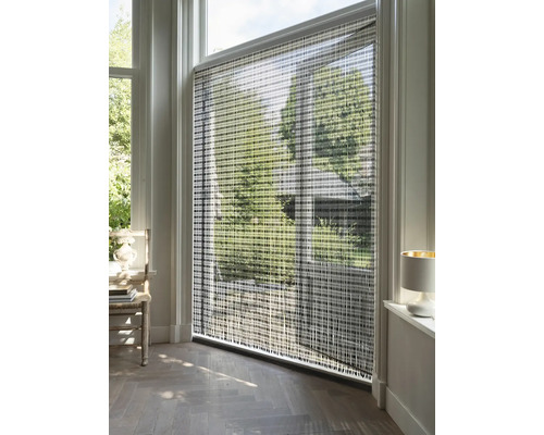 Interiör med fönster och modernt rullgardinssystem för ljusreglering