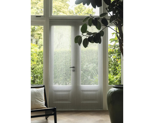 Rumsvy med dubbeldörr och insektsnät