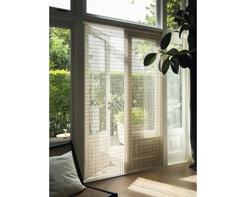 Interiörbild med panelgardin framför en altandörr, som försiktigt filtrerar dagsljuset